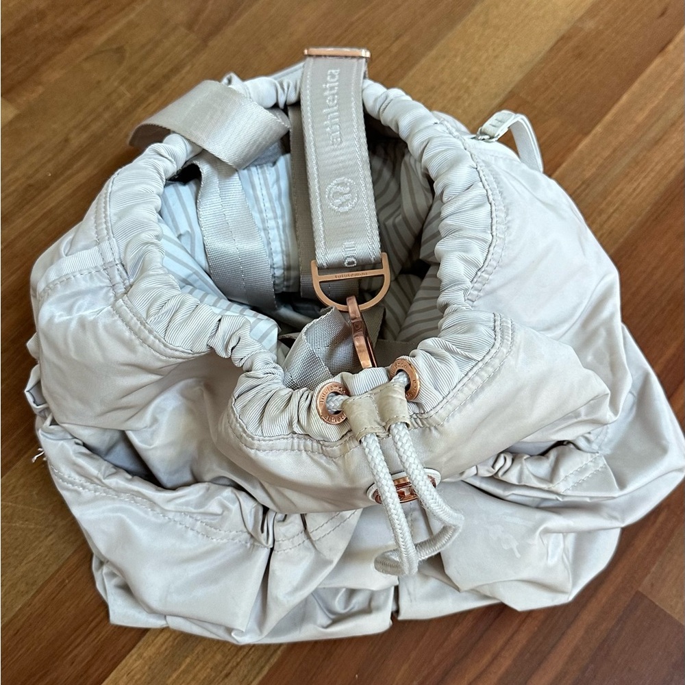 Large bucket gym bag, off white with rosegold details